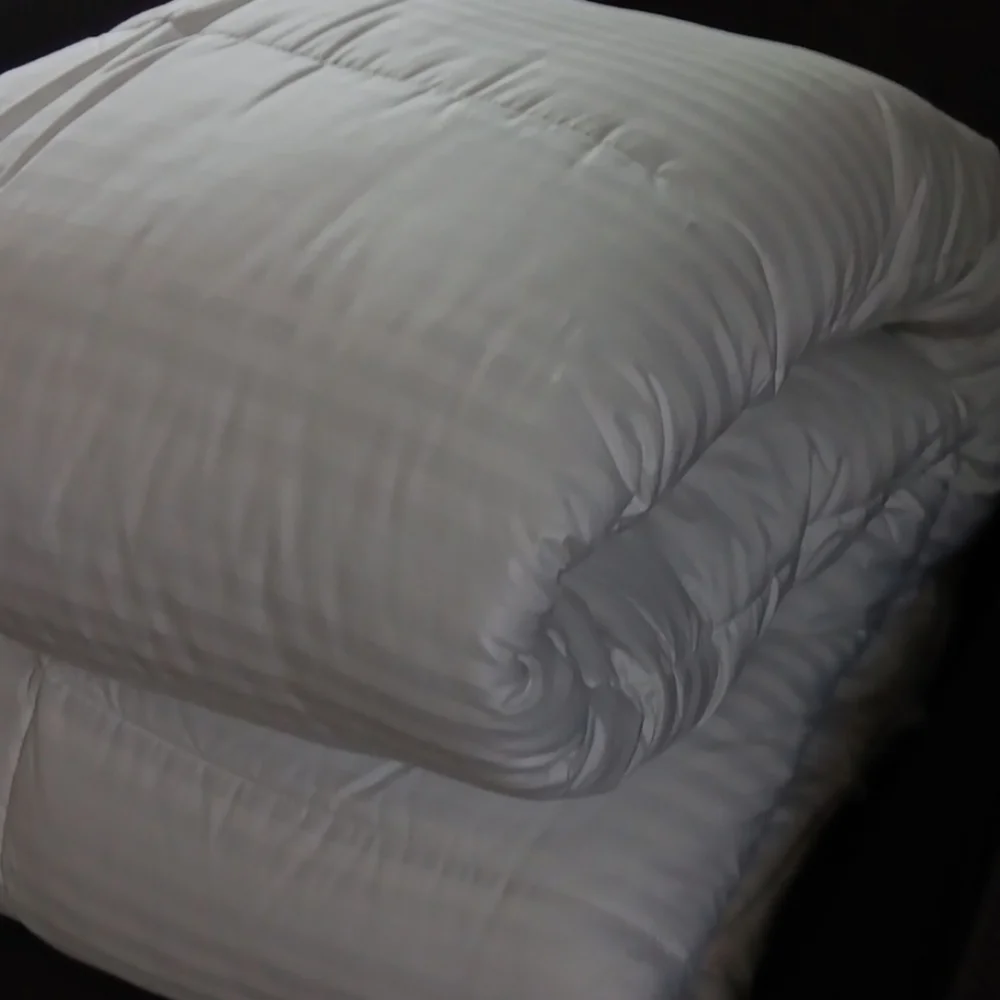 New Made For Westin Hotels & Resorts Down Alternative Duvet. Size Queen.